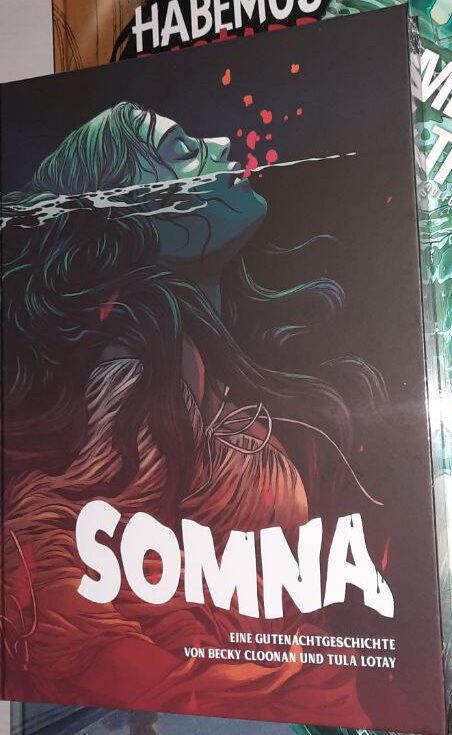 SOMNA, Eine ertrinkende Frau auf dem Cover